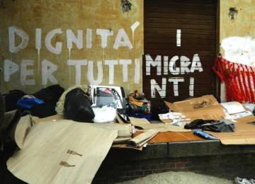 Richiedente asilo senza accoglienza, multato perchè viveva in strada.