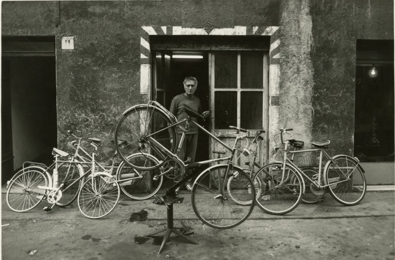  Mimmo Jodice, Riparatore di biciclette, dalla serie Fatto a Parma, 1984