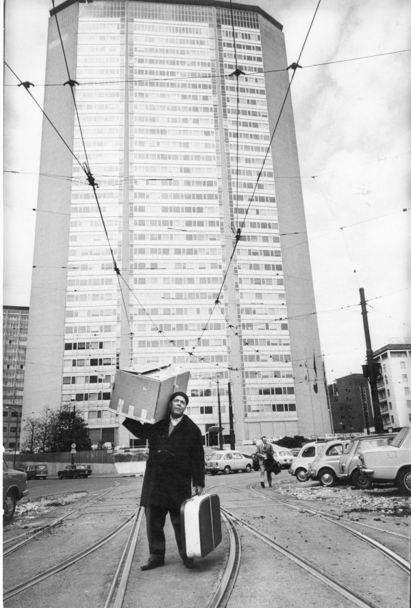 Immigrato sardo davanti al grattacielo Pirelli,  Milano, 1968