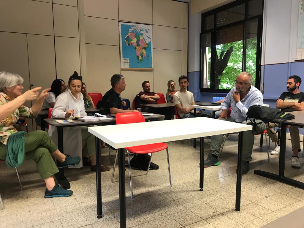 Una festosa ma organizzata Babele di lingue